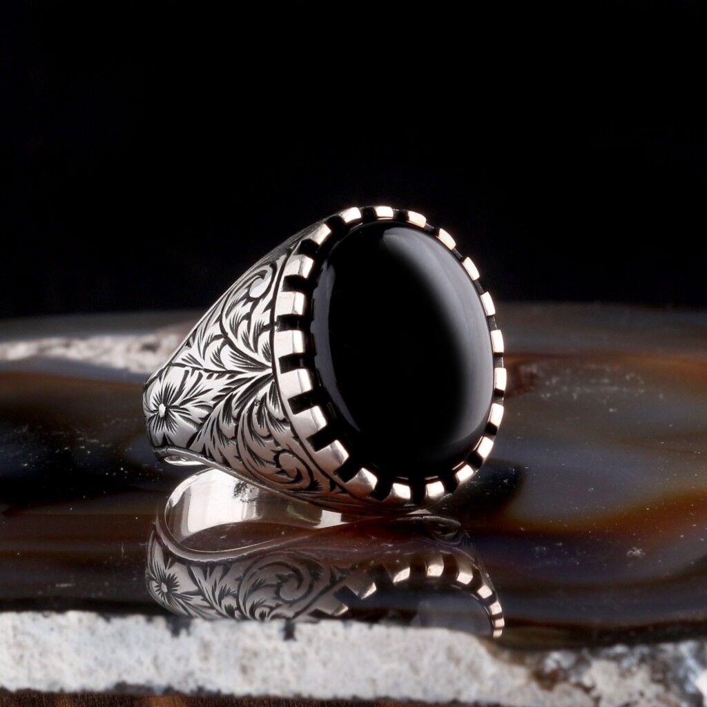 ONİX TAŞLI KALEM İŞLEME MOTİFLİ 925 AYAR GÜMÜŞ ERKEK YÜZÜK