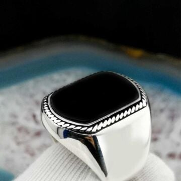 Şık Dikdörtgen Tasarımlı  Siyah Oniks Taşlı Gümüş Yüzük