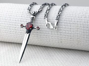 Kırmızı Zirkon Taşlı Kral Zincirli Şovalye Kılıcı 925 Ayar Gümüş Kolye