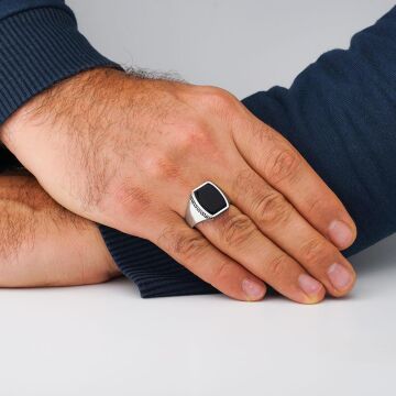 Siyah Oniks Taşlı Desenli Parlak 925 Ayar Gümüş Erkek Yüzük