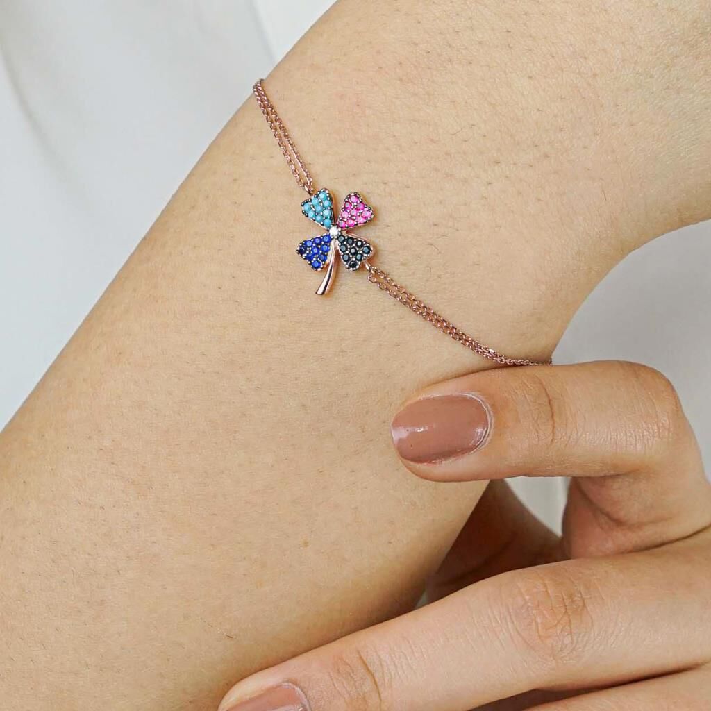 Dört Yapraklı Yonca Tasarımlı Kalp Detaylı Renkli Zirkon Taşlı 925 Ayar Gümüş Kadın Bileklik Rose