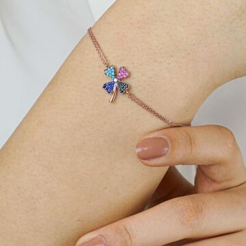 Dört Yapraklı Yonca Tasarımlı Kalp Detaylı Renkli Zirkon Taşlı 925 Ayar Gümüş Kadın Bileklik Rose