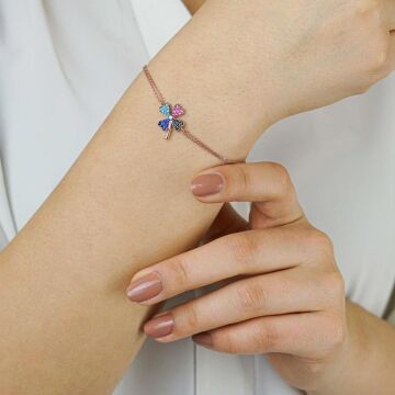 Dört Yapraklı Yonca Tasarımlı Kalp Detaylı Renkli Zirkon Taşlı 925 Ayar Gümüş Kadın Bileklik Rose