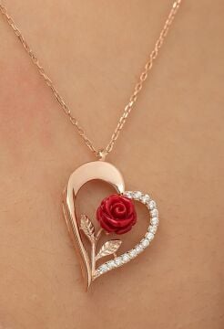 Özel Tasarım Kalp İçinde Gül Detaylı 925 Ayar Gümüş Kolye ROSE