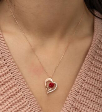 Özel Tasarım Kalp İçinde Gül Detaylı 925 Ayar Gümüş Kolye ROSE