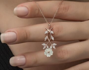 Baget Taşlı Manolya Çiçeği Gümüş Kolye Rose