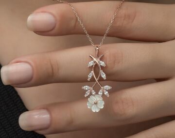 Baget Taşlı Manolya Çiçeği Gümüş Kolye Rose