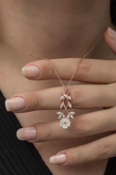 Baget Taşlı Manolya Çiçeği Gümüş Kolye Rose