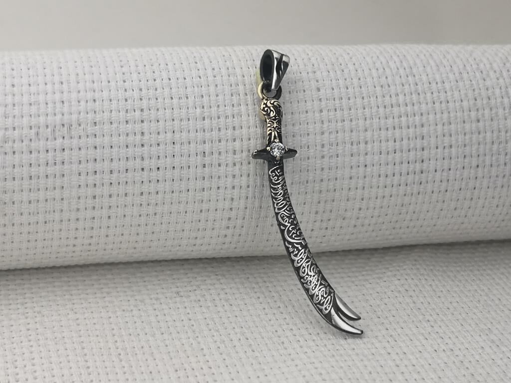 925 Ayar Gümüş Beyaz Taşlı La Feta İlla Ali La Seyfe İlla Yazılı Zülfikar Kolye Ucu