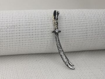 925 Ayar Gümüş Beyaz Taşlı La Feta İlla Ali La Seyfe İlla Yazılı Zülfikar Kolye Ucu