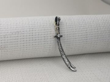 925 Ayar Gümüş Beyaz Taşlı La Feta İlla Ali La Seyfe İlla Yazılı Zülfikar Kolye Ucu