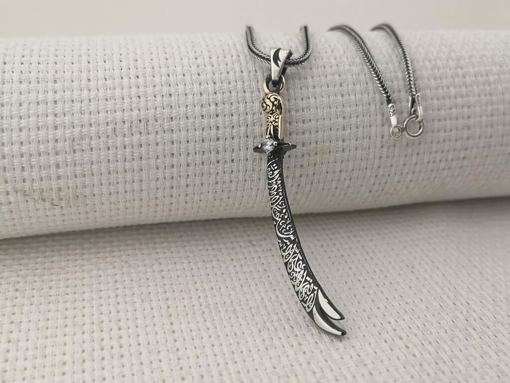 925 Ayar Gümüş Beyaz Taşlı La Feta İlla Ali La Seyfe İlla Yazılı Zülfikar Kolye