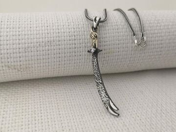 925 Ayar Gümüş Beyaz Taşlı La Feta İlla Ali La Seyfe İlla Yazılı Zülfikar Kolye