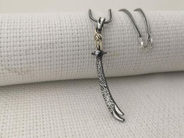 925 Ayar Gümüş Beyaz Taşlı La Feta İlla Ali La Seyfe İlla Yazılı Zülfikar Kolye