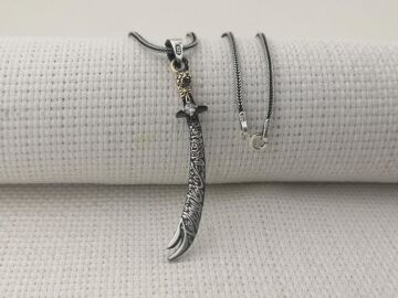 925 Ayar Gümüş Beyaz Taşlı La Feta İlla Ali La Seyfe İlla Yazılı Zülfikar Kolye