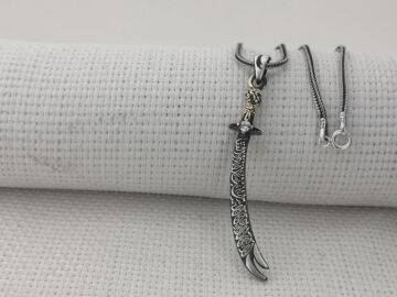 925 Ayar Gümüş Beyaz Taşlı La Feta İlla Ali La Seyfe İlla Yazılı Zülfikar Kolye