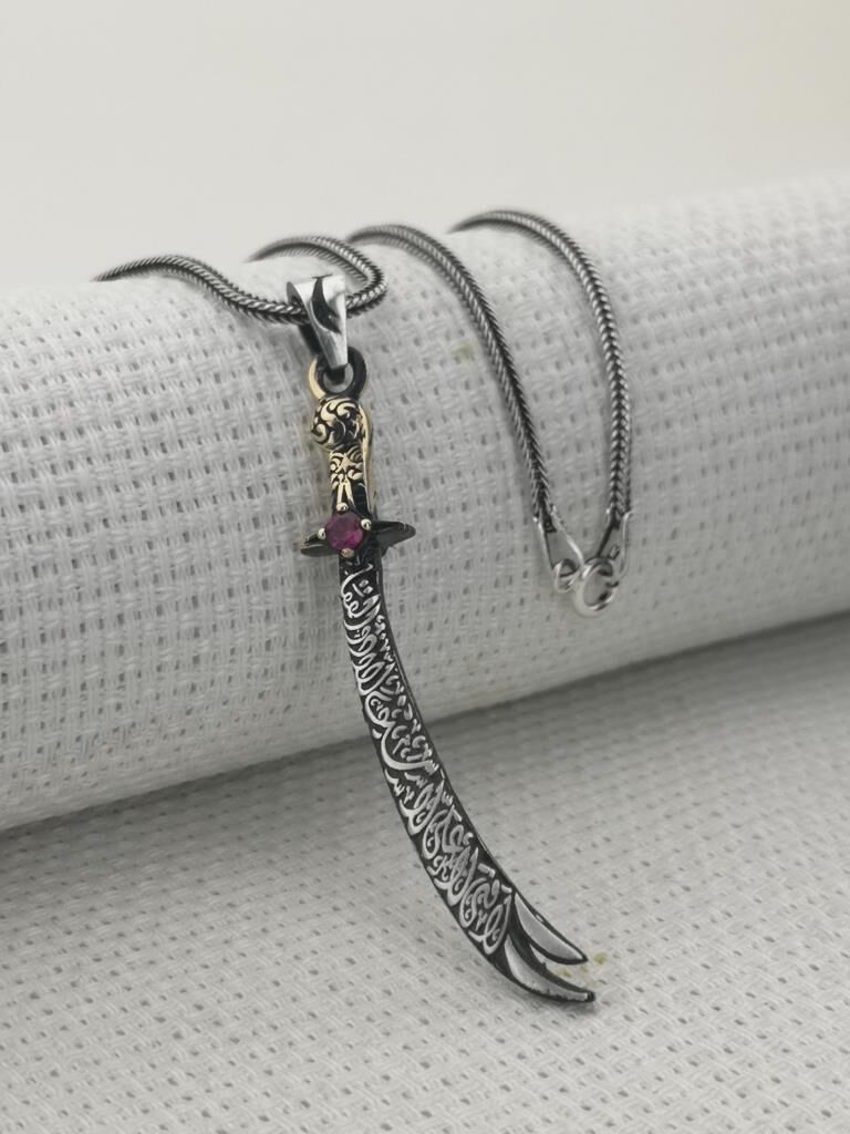 La Feta İlla Ali La Seyfe İlla Zülfikar Yazılı Kırmzı Taşlı 925 Ayar Gümüş Kolye