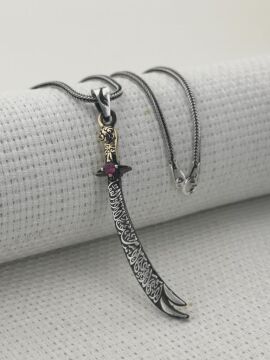 La Feta İlla Ali La Seyfe İlla Zülfikar Yazılı Kırmzı Taşlı 925 Ayar Gümüş Kolye