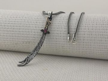 La Feta İlla Ali La Seyfe İlla Zülfikar Yazılı Kırmzı Taşlı 925 Ayar Gümüş Kolye