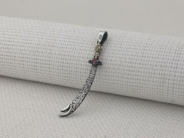 La Feta İlla Ali La Seyfe İlla Zülfikar Yazılı Kırmzı Taşlı 925 Ayar Gümüş Kolye Ucu