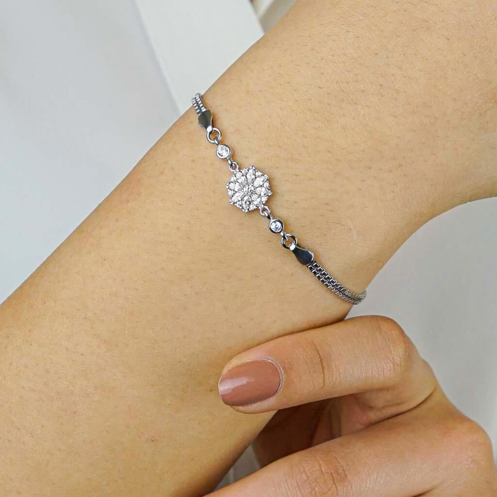 Beyaz Çiçek Tasarımlı 925 Ayar Gümüş Kadın Bileklik