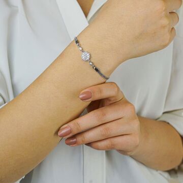 Beyaz Çiçek Tasarımlı 925 Ayar Gümüş Kadın Bileklik