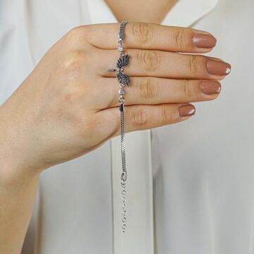 Melek Tasarımlı Siyah Zirkon Taşlı 925 Ayar Gümüş Kadın Bileklik