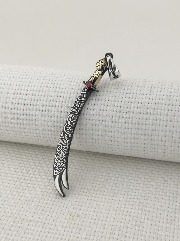 La Feta İlla Ali La Seyfe İlla Zülfikar Yazılı Kırmızı Taşlı Gümüş Kolye Ucu