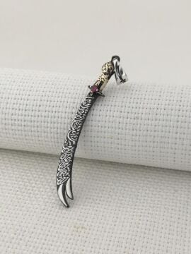 La Feta İlla Ali La Seyfe İlla Zülfikar Yazılı Kırmızı Taşlı Gümüş Kolye Ucu