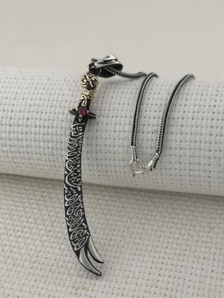 La Feta İlla Ali La Seyfe İlla Zülfikar Yazılı Kırmızı Taşlı Gümüş Kolye