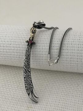 La Feta İlla Ali La Seyfe İlla Zülfikar Yazılı Kırmızı Taşlı Gümüş Kolye