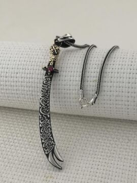 La Feta İlla Ali La Seyfe İlla Zülfikar Yazılı Kırmızı Taşlı Gümüş Kolye