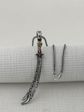 La Feta İlla Ali La Seyfe İlla Zülfikar Yazılı Kırmızı Taşlı Gümüş Kolye