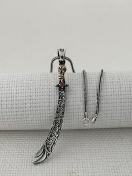 La Feta İlla Ali La Seyfe İlla Zülfikar Yazılı Kırmızı Taşlı Gümüş Kolye