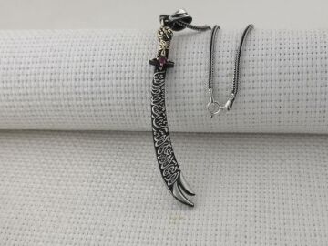 La Feta İlla Ali La Seyfe İlla Zülfikar Yazılı Kırmızı Taşlı Gümüş Kolye