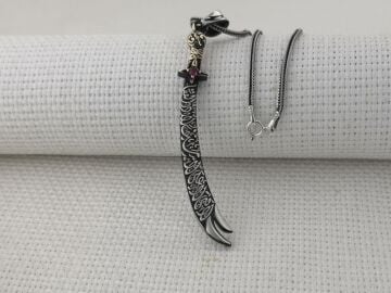 La Feta İlla Ali La Seyfe İlla Zülfikar Yazılı Kırmızı Taşlı Gümüş Kolye