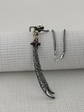 La Feta İlla Ali La Seyfe İlla Zülfikar Yazılı Kırmızı Taşlı Gümüş Kolye