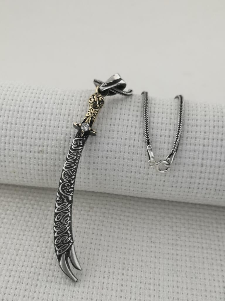 La Feta İlla Ali La Seyfe İlla Zülfikar Yazılı Beyaz Taşlı Gümüş Kolye