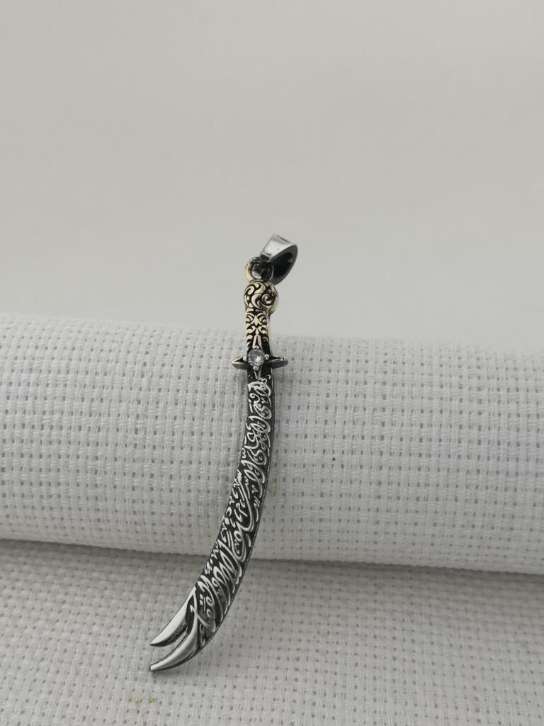 La Feta İlla Ali La Seyfe İlla Zülfikar Yazılı Beyaz Taşlı Gümüş Kolye Ucu