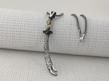 La Feta İlla Ali La Seyfe İlla Zülfikar Yazılı Yeşil Taşlı Gümüş Kolye