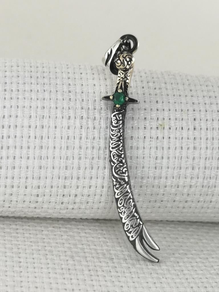 La Feta İlla Ali La Seyfe İlla Zülfikar Yazılı Yeşil Taşlı Gümüş Kolye Ucu