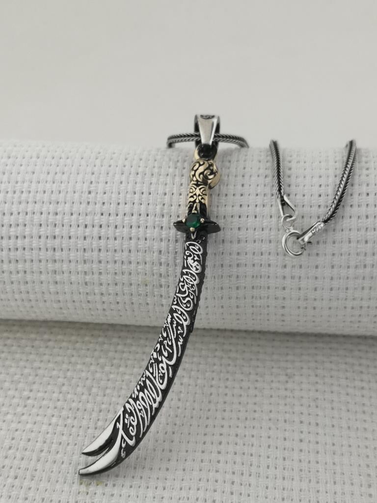 La Feta İlla Ali La Seyfe İlla Zülfikar Yazılı Yeşil Taşlı 925 Ayar Gümüş Kolye