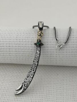 La Feta İlla Ali La Seyfe İlla Zülfikar Yazılı Yeşil Taşlı 925 Ayar Gümüş Kolye