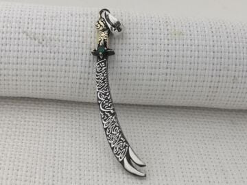 La Feta İlla Ali La Seyfe İlla Zülfikar Yazılı Yeşil Taşlı 925 Ayar Gümüş Kolye Ucu