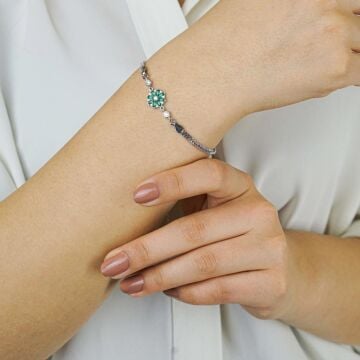 Zümrüt Yeşili Çiçek Tasarımlı 925 Ayar Gümüş Kadın Bileklik