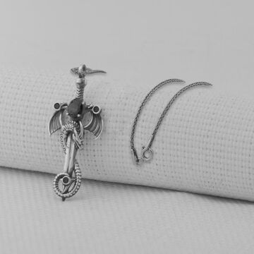 Ejderha Şovalye Kılıcı Tasarımlı Siyah Zirkon Taşlı 925 Ayar Erkek Gümüş Kolye