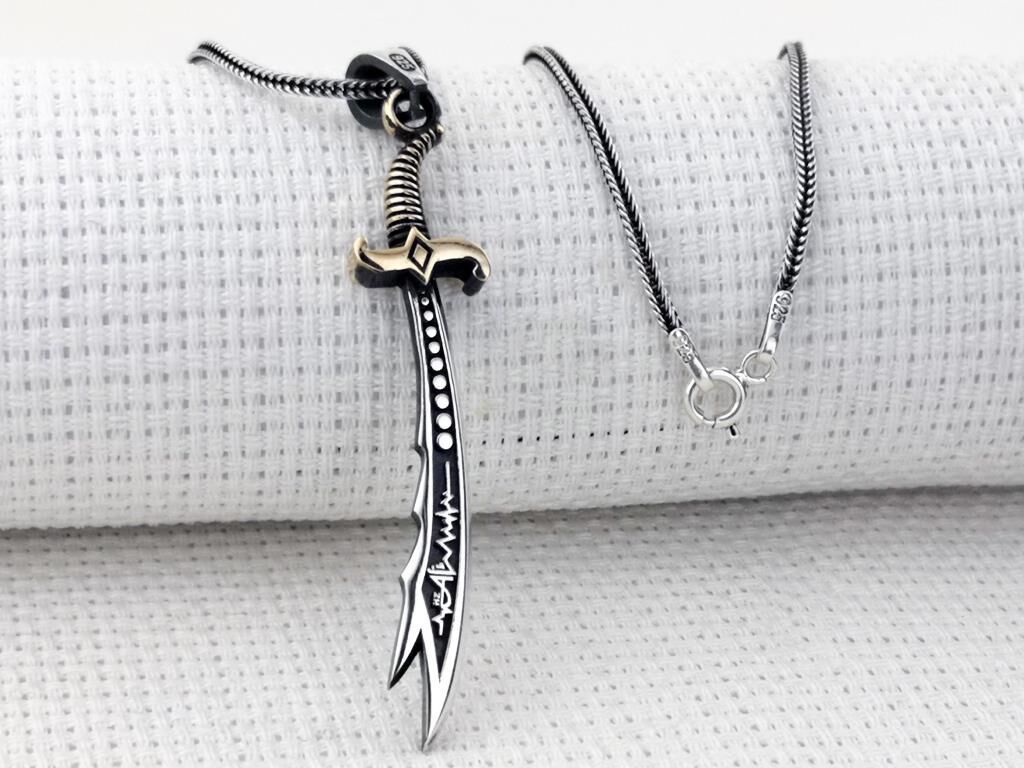 Kalp Atışlı Hz Ali Yazılı Zülfikar Kılıcı 925 Ayar Gümüş Kolye