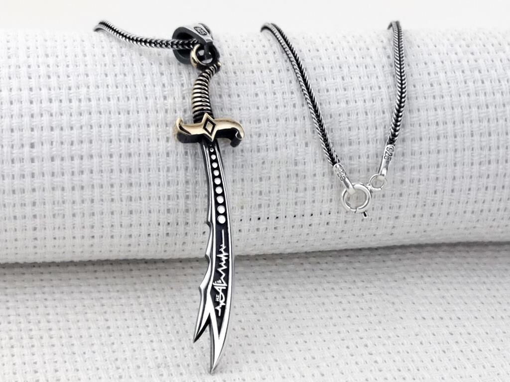 Kalp Atışlı Hz Ali Yazılı Zülfikar Kılıcı 925 Ayar Gümüş Kolye