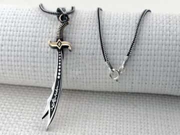 Kalp Atışlı Hz Ali Yazılı Zülfikar Kılıcı 925 Ayar Gümüş Kolye