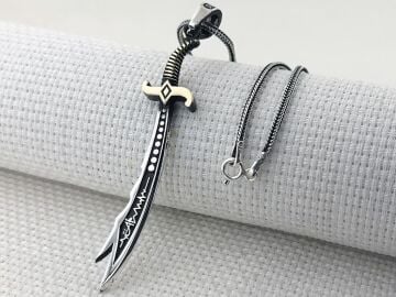 Kalp Atışlı Hz Ali Yazılı Büyük Boy Zülfikar Kılıcı 925 Ayar Gümüş Kolye